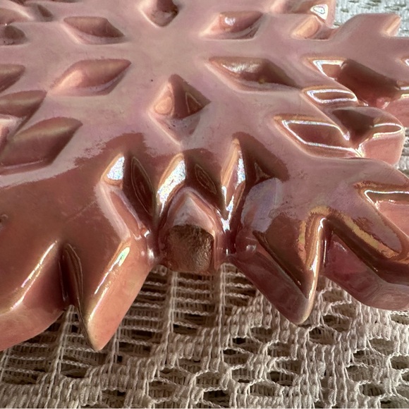 Pink ceramic snowflake box (has flaws) - Picture 6 of 8